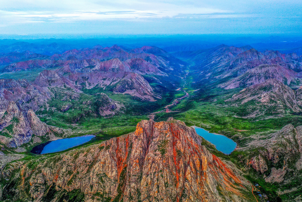 大美中国i自然青藏高原上的莲宝叶则山湖交映刚柔并济