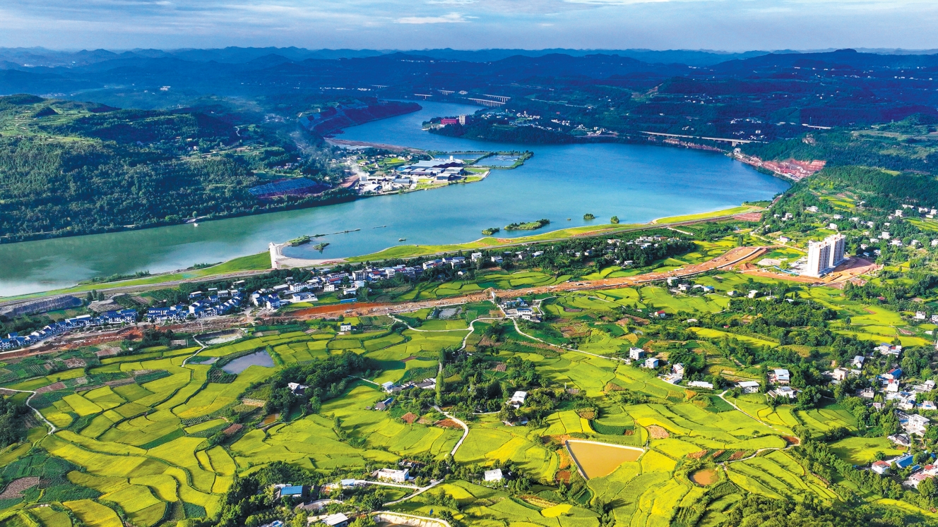 图为近日拍摄的苍溪县百利镇,青山,碧水,农田,民居构成一幅.王玉贵 摄