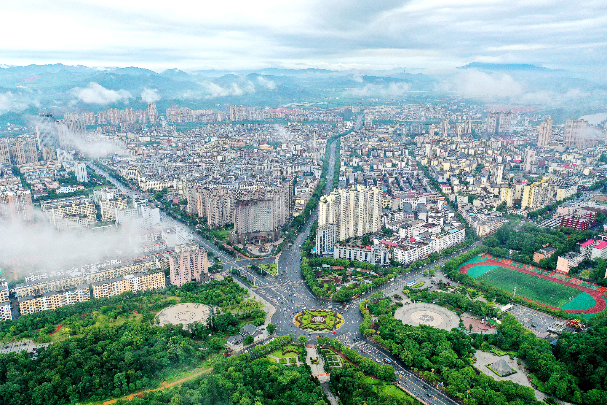 6月11日,江西省宜春市上高县县城掩映在雨后云雾之中,如梦如幻,宛若