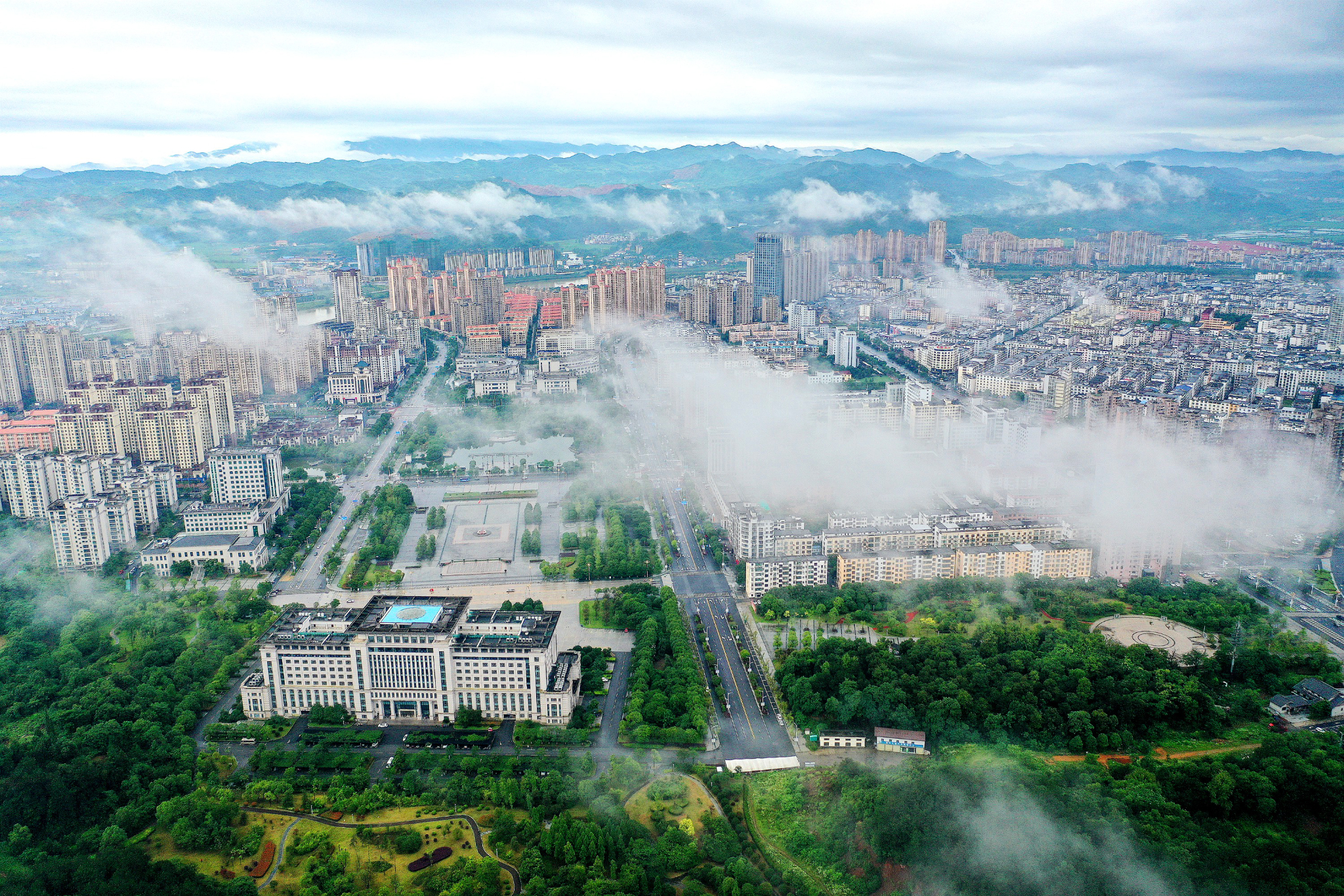 6月11日,江西省宜春市上高县县城掩映在雨后云雾之中,如梦如幻,宛若