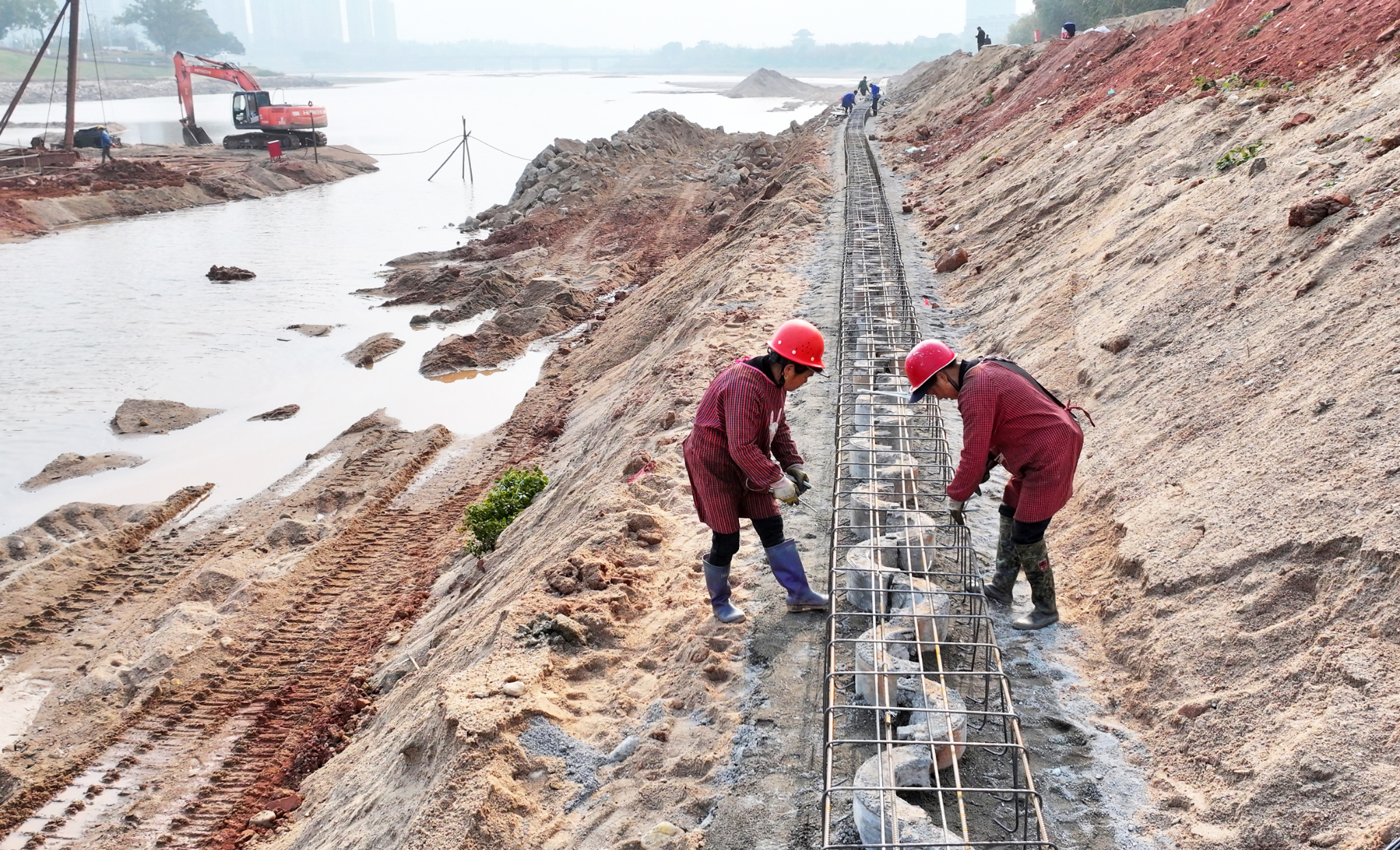 一线镜头丨江西永丰:河岸护堤施工忙