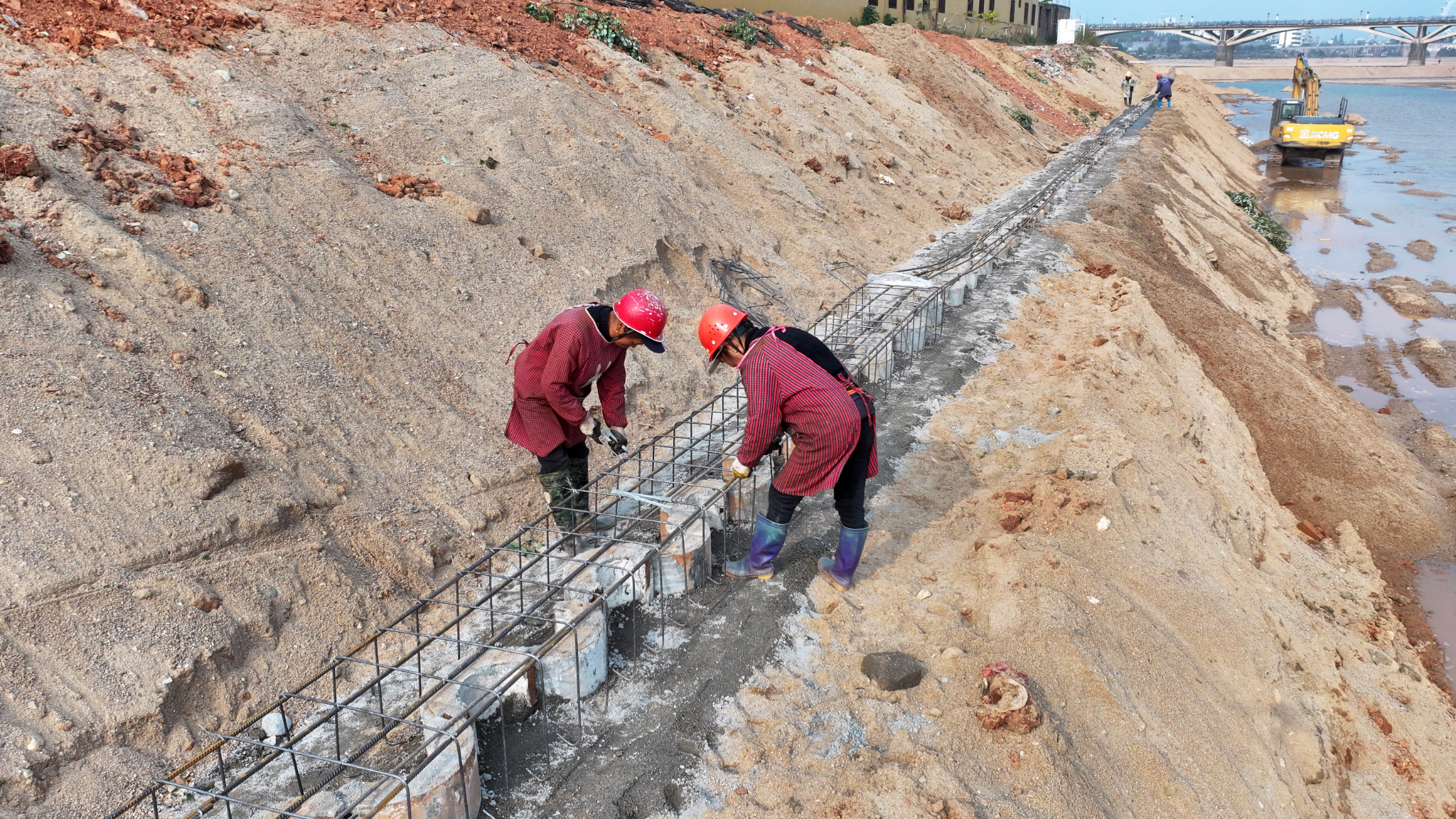 一线镜头丨江西永丰:河岸护堤施工忙